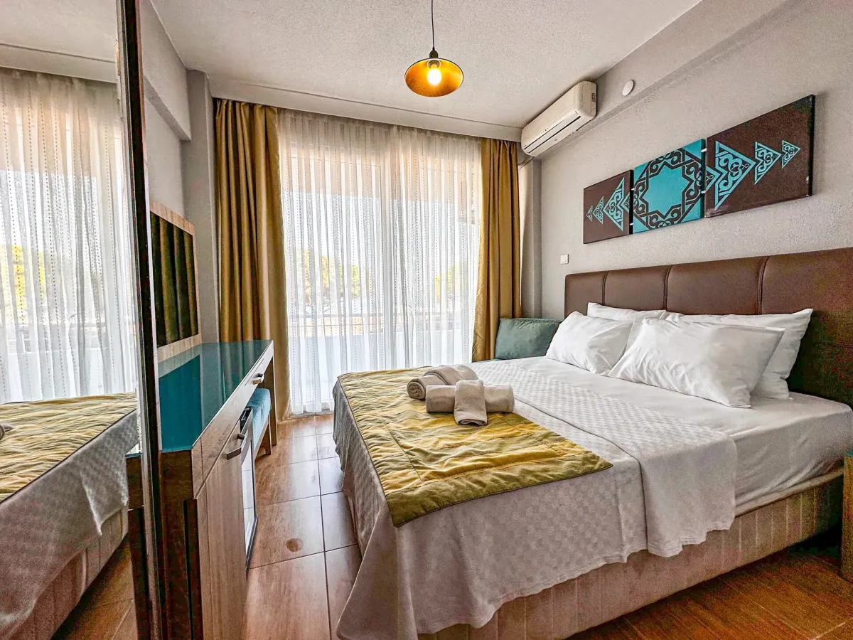 Grand Avşa Hotel çift kişilik oda — turkuaz panolu başlık ve balkon